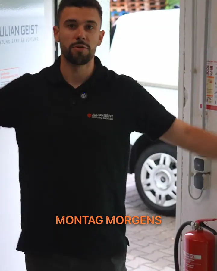 Standbild aus einem Recruiting-Video mit Untertitel „MONTAG MORGENS“ in Orange