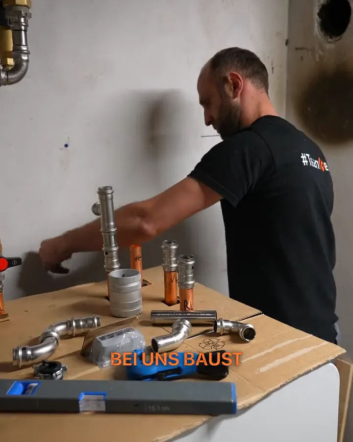 Standbild vom Drehtag der Julian Geist Heizung Sanitär GmbH, Untertitel „BEI UNS BAUST“