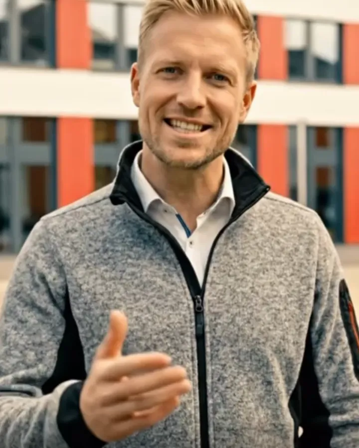 Standbild aus einer Videoanzeige für den Verkaufsaußendienst: ein Sprecher lächelt in die Kamera