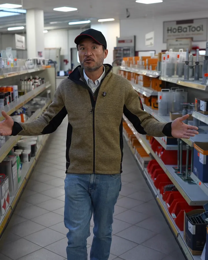 Standbild aus einem Video für Pöppel: ein Mann geht durch das Lager