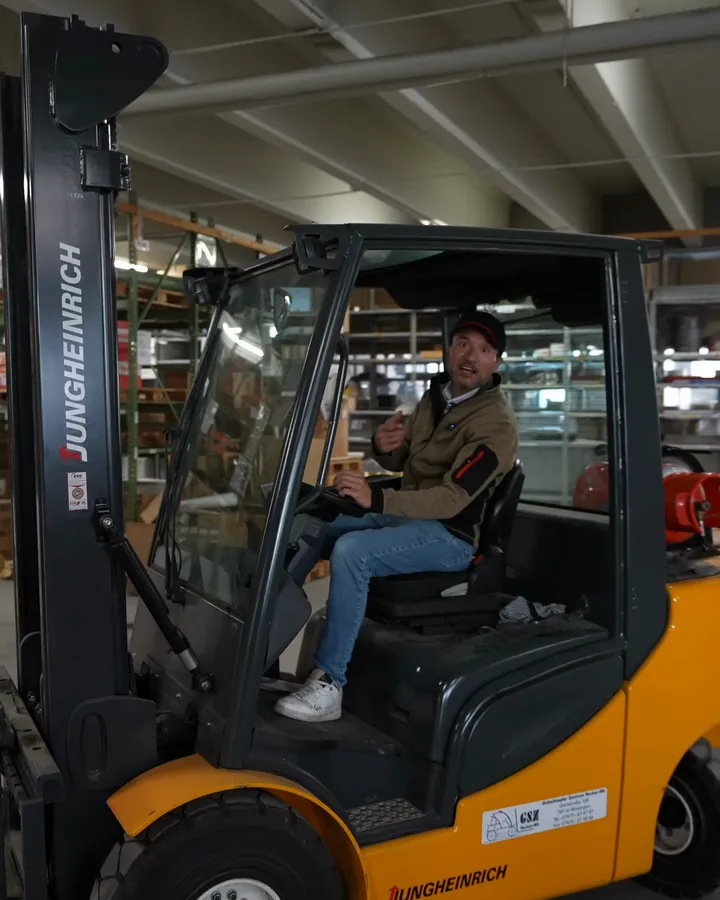 Standbild aus einem Video für Pöppel: ein Mitarbeiter auf dem Gabelstapler im Lager