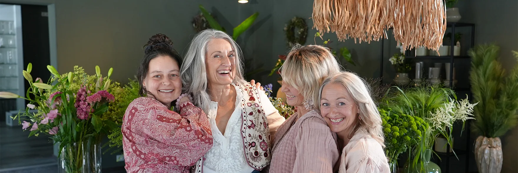Der Laden von Pura Lieblingsstücke von innen: Blumen, Pflanzen und vier Frauen in Pura-Outfits
