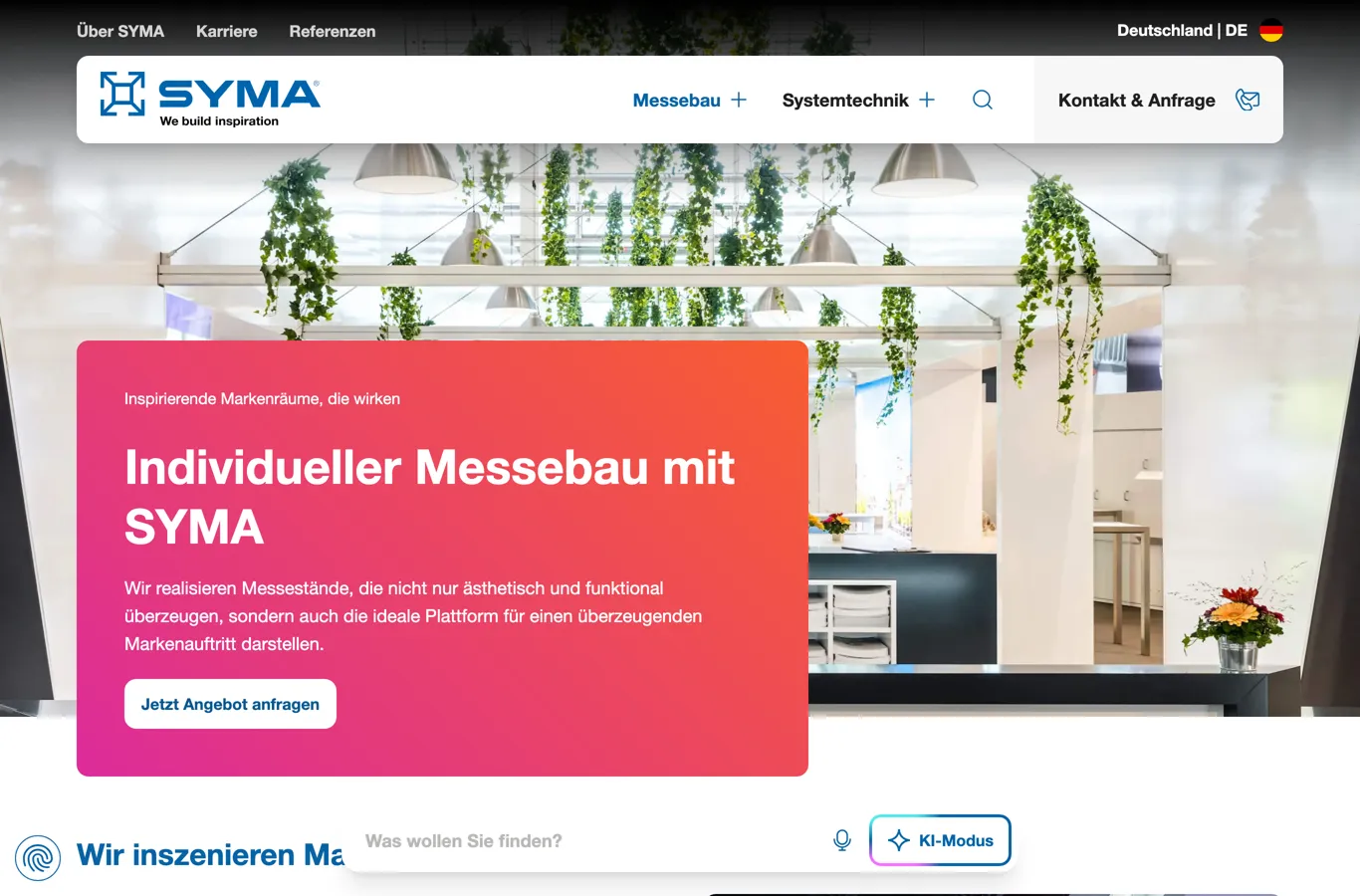 Die Seite Individueller Messebau auf syma.com am Desktop: Foto eines Messestands mit Pflanzen, darüber ein roter Kasten mit Überschrift und Knopf Jetzt Angebot anfragen