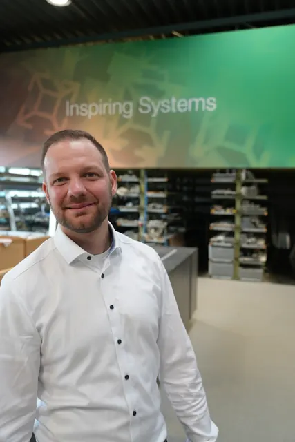 Drehtag bei SYMA: im Lager der Produktion